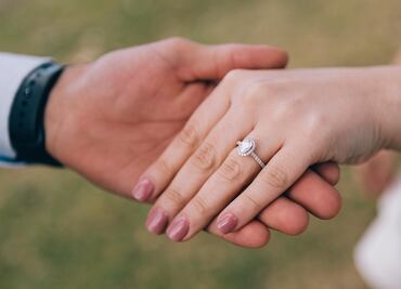Conoce la historia del anillo de compromiso, un "símbolo de amor" vigente