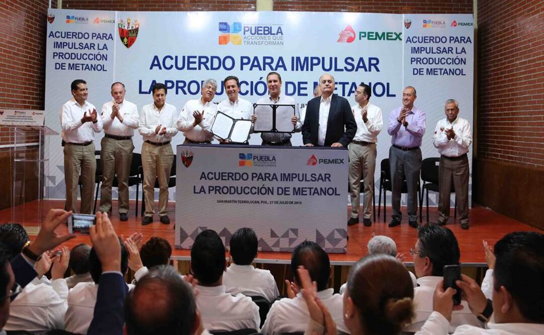 El gobernador Rafael Moreno Valle y el director general de Pemex, Emilio Lozoya, durante la firma del acuerdo en Puebla. (Foto: Cortesía)