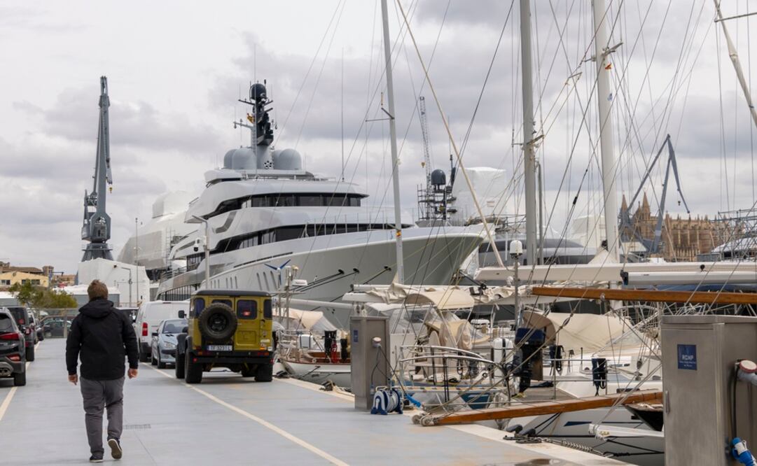 Miembros de la Guardia Civil realizan un registro este lunes en el yate Tango propiedad del multimillonario ruso Viktor Vekselberg. Foto: EFE