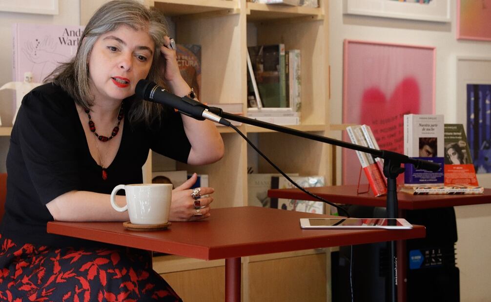 Aspectos del conversatorio de Mariana Enriquez, escritora argentina en la librería la increíble ubicada en Juan de la barrera número 12 en la colonia condesa. Foto: Fernanda Rojas/ EL UNIVERSAL.