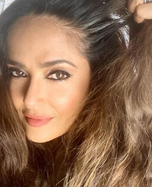 Salma Hayek le dice adiós a sus canas y se pinta el pelo