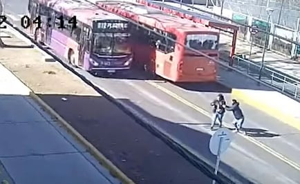 Argentino quiso salvar a una mujer de ser atropellada; ambos terminan arrollados