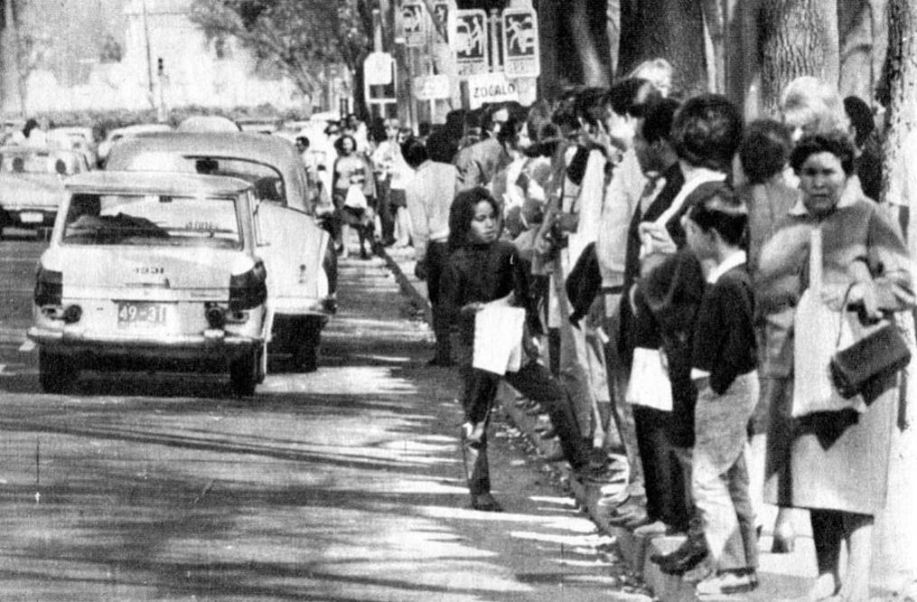 Enormes filas ocupan las aceras del Paseo de la Reforma, a la altura de las oficinas del Seguro Social, en espera de algún medio de transporte que los llevara de regreso a sus hogares, en 1968. Crédito: Col. Villasana-Torres