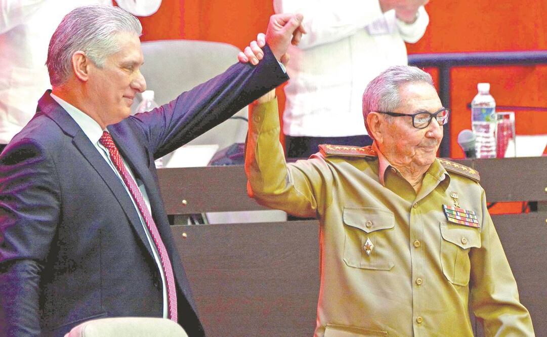 El presidente cubano, Miguel Díaz-Canel, y Raúl Castro, quien renunció como primer secretario del PCC, al concluir ayer el congreso del partido en La Habana. Foto: Ariel Ley Royero. EFE