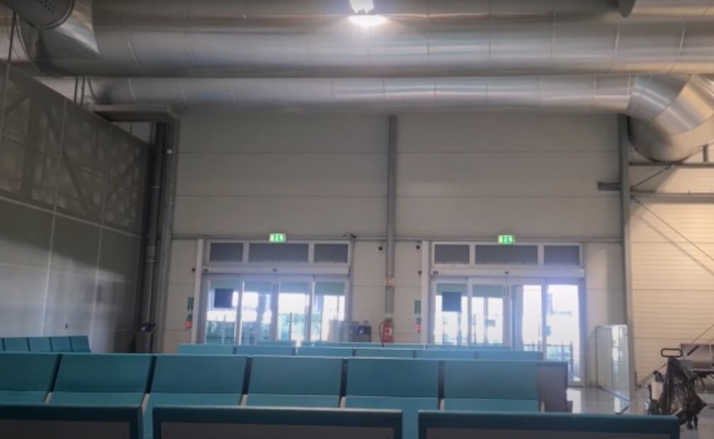 ¿Cómo es el aeropuerto de Portugal al que Salinas llama "central avionera"?