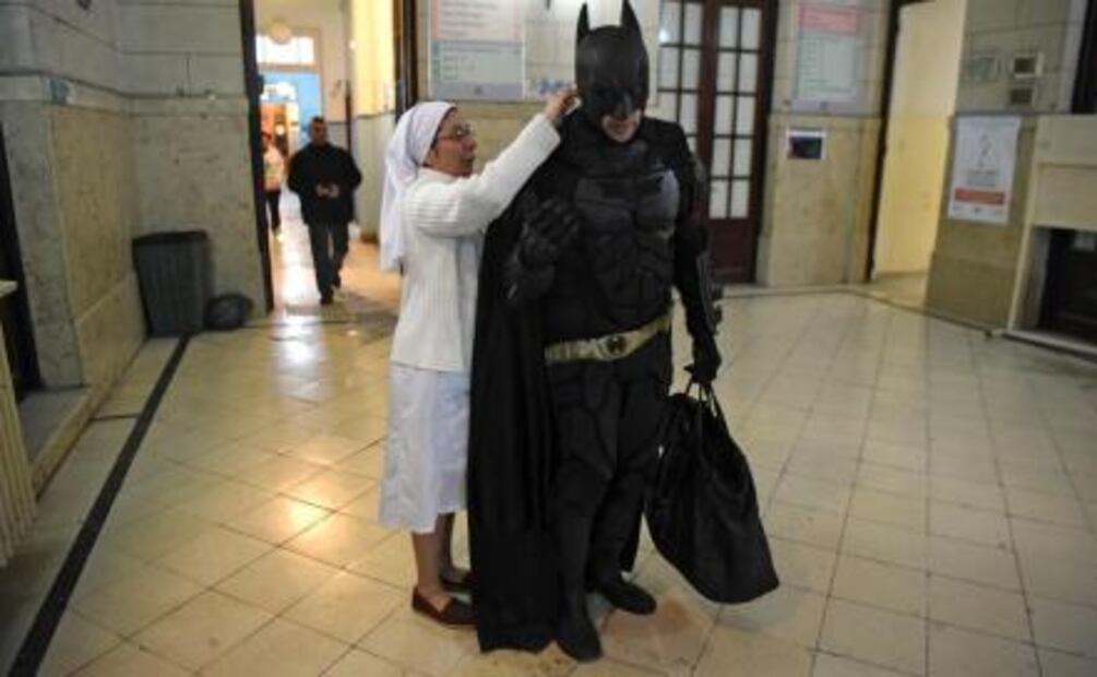 Batman argentino deja de lado a los villanos y lleva sonrisas a hospital infantil