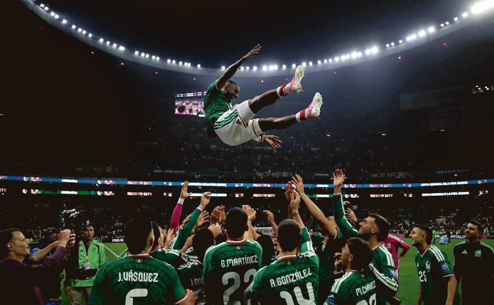 La Selección Nacional en pleno festejo, con Quiñones como protagonista. Foto: HÉCTOR VIVAS/GETTY IMAGES