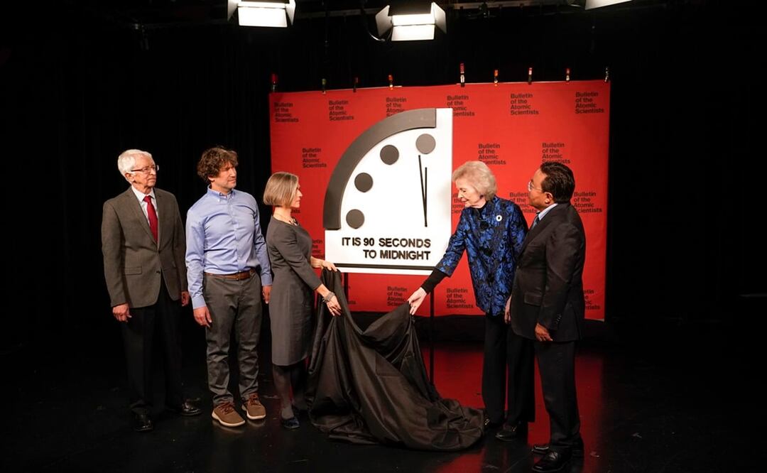 Siegfried Hecker, Daniel Holz, Sharon Squassoni, Mary Robinson y Elbegdorj Tsakhia, de la agrupación del Boletín de Científicos Atómicos. Foto: AP