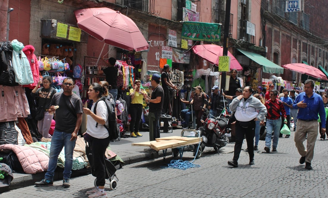 Vendedores ambulantes venden su mercancía sobre la banqueta de la calle Correo Mayor y algunos se extienden al arroyo vehicular en el Centro Histórico de la Ciudad de México, el 5 de septiembre de 2025. Foto: Darío Luna/EL UNIVERSAL