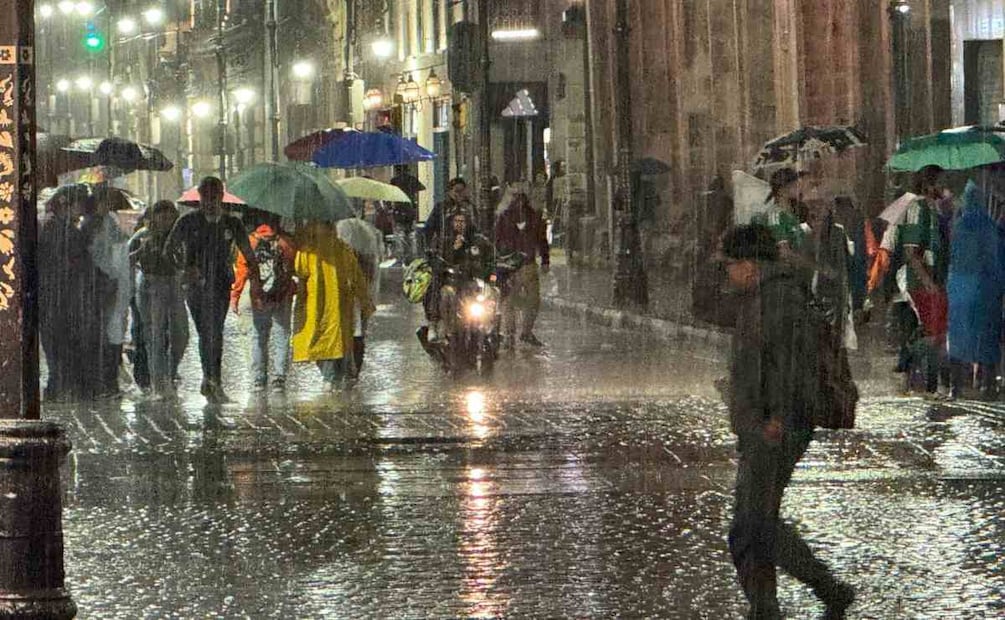 Aficionados tuvieron que optar por las pantallas instaladas en varias de las calles del Centro Histórico. Foto: Leonardo Lugo / EL UNIVERSAL