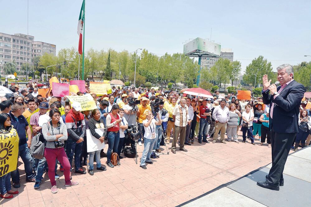 El dirigente DEL PRD-DF, Raúl Flores, encabezó al arranque de su campaña informativa a las afueras de la sede delegacional de Cuauhtémoc. Foto: ESPECIAL