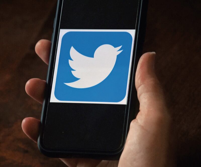 Los hackers enviaron mensajes desde las cuentas a las que accedieron para alentar a los usuarios de Twitter a donar bitcoins. Foto: OLIVIER DOULIERY. AFP