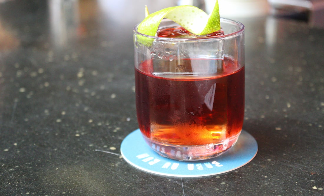 Buccaneer’s Negroni del bar griego Baba Au Rum. Foto: Sofía Danis/EL UNIVERSAL