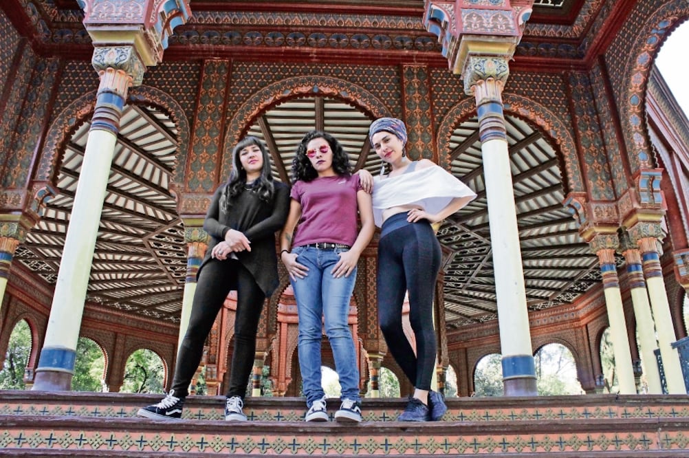 Tres representantes del colectivo Mujeres Trabajando, integrado por 11 personas; el objetivo es apoyar a quienes gusten de expresarse a través del rap, brakedance, graffiti y skate , entre otros (DANIEL LÁVIDA)