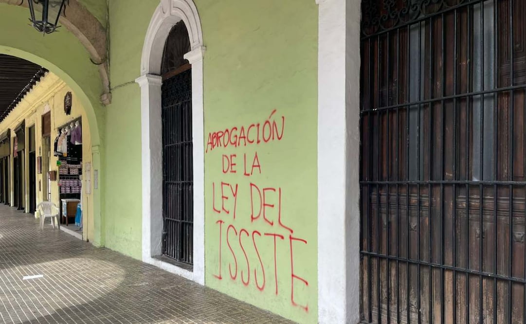 Los manifestantes de la CNTE realizaron pintas en fachadas de instituciones bancarias, la sede estatal del PAN y muros del Palacio de Gobierno (31/01/26). Foto: Especial