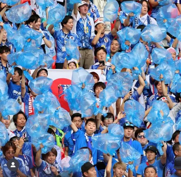 Al inicio del partido la afición de los Samuráis Azules mostró sus bolsas de basura vacías, las cuales serían empleadas al término del enfrentamiento. Foto: X