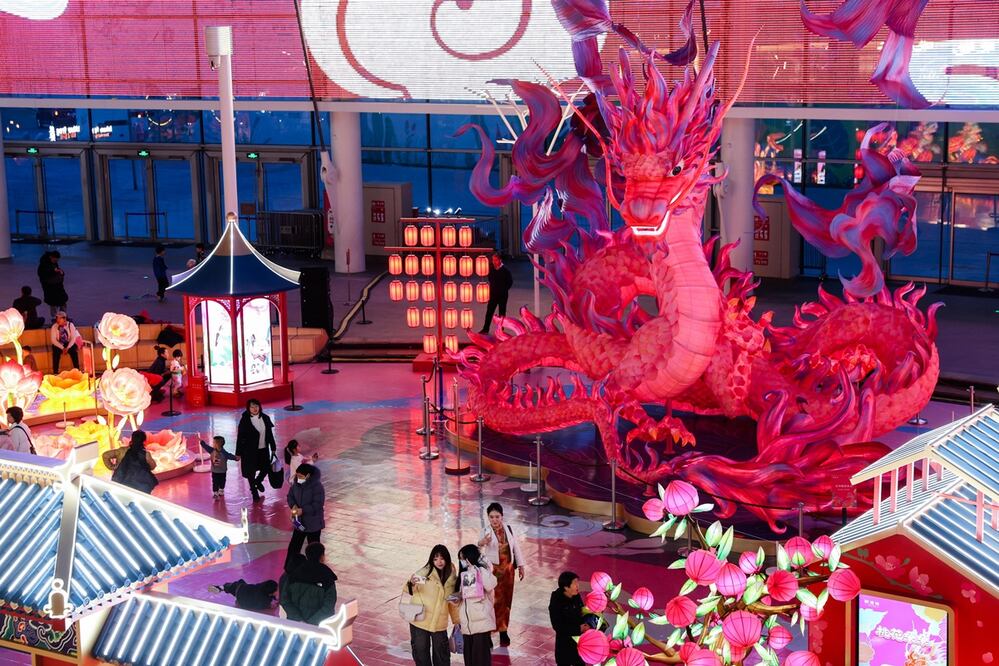 La gente camina en un centro comercial en Beijing, China. Foto: EFE