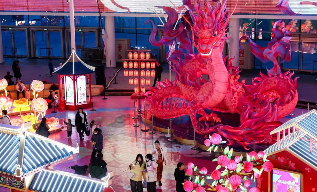 La gente camina en un centro comercial en Beijing, China. Foto: EFE