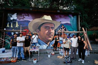 Artistas de Uruapan pintan mural en honor al alcalde Carlos Manzo