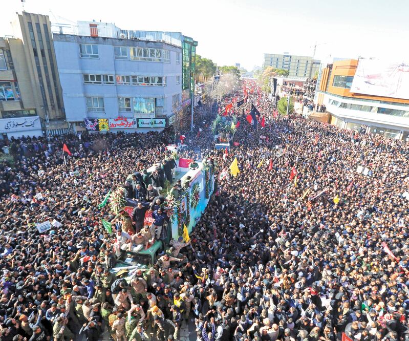 En el entierro de Qassem Soleimani, en Kermán, una multitud se congregó para despedirlo y se registró una estampida: murieron más de 50 personas. Foto: AP