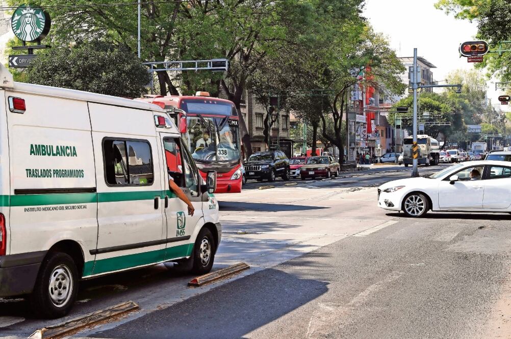 En el cruce de la calle Anaxágoras y Xola los semáforos tienen la luz verde al mismo tiempo para automóviles y el Metrobús. Esto provoca que los choques sean una constante en la zona (JUAN CARLOS REYES. EL UNIVERSAL)