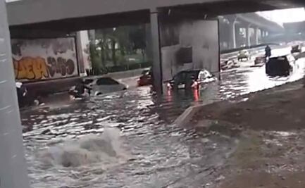 Autos se quedan varados en inundación de Periférico Norte