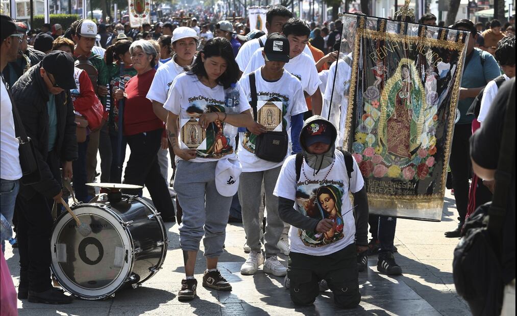 “Venimos a pedirle a la Virgen de Guadalupe que nos adelanten nuestra cita del CBP One. Venimos a pedirle, con mucha fe, que nos abra el camino hacia Estados Unidos antes de que cierren la frontera o antes de que devuelvan a los que migramos. (...) La Virgencita mexicana es muy milagrosa y nos ayudará a cumplir el sueño americano”, dijo Francesca a EL UNIVERSAL. Foto: Berenice Fregoso/EL UNIVERSAL