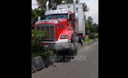 Tráiler se sube a camellón en Observatorio