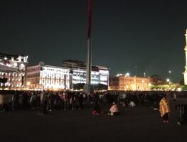 Con maleta en mano, llegan maestros de la CNTE al Zócalo para iniciar jornada de protesta