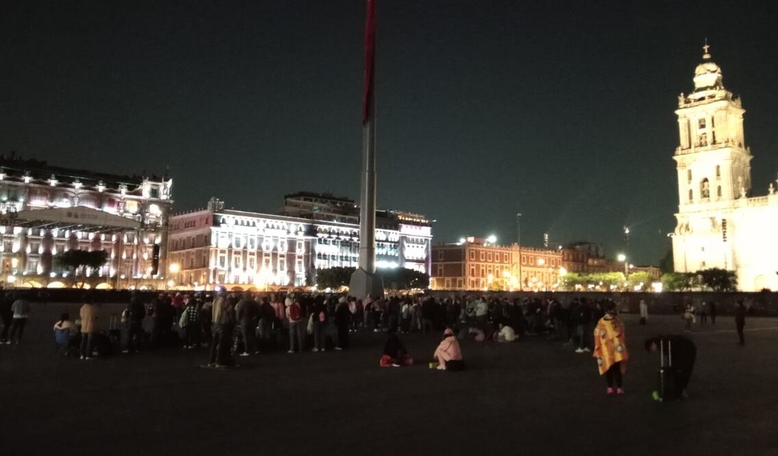 Con maleta en mano, llegan maestros de la CNTE al Zócalo para iniciar jornada de protesta