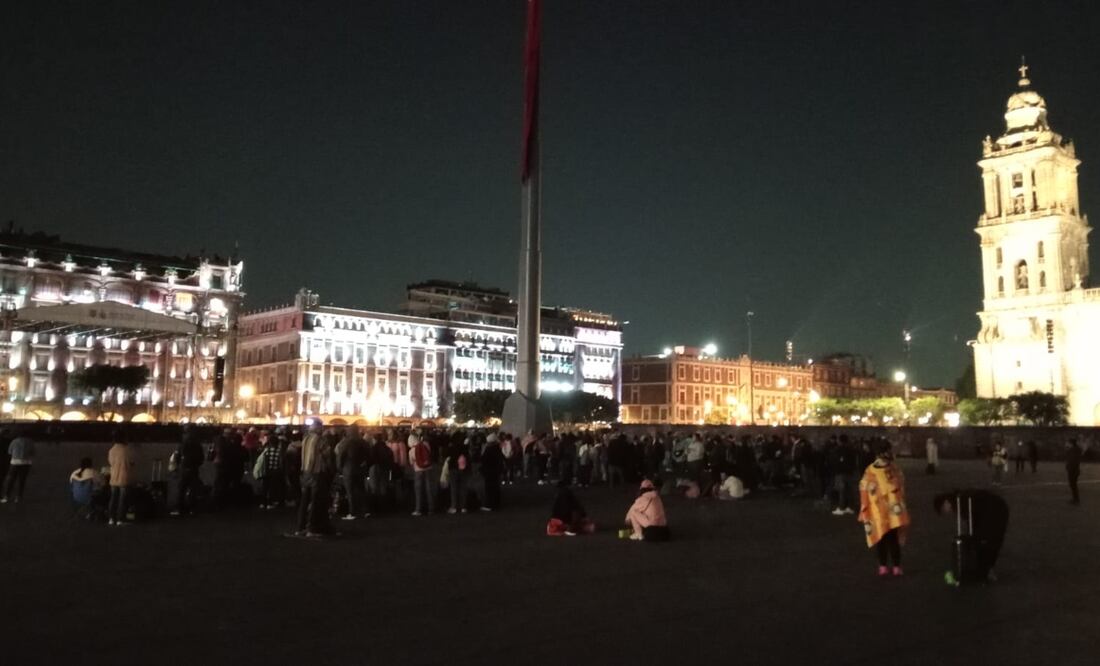 Con maleta en mano, llegan maestros de la CNTE al Zócalo para iniciar jornada de protesta
