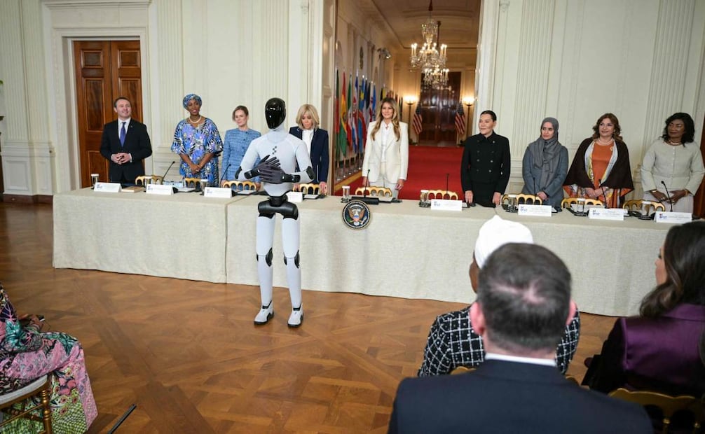 Un robot humanoide se exhibe durante la Cumbre de la Coalición Global "Fomentando el Futuro Juntos", presidida por la Primera Dama de Estados Unidos, Melania Trump, en el Salón Este de la Casa Blanca en Washington, D.C., el 25 de marzo de 2026. Foto: AFP