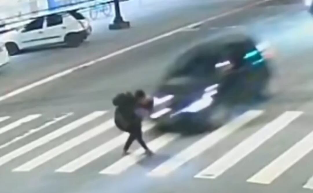 Una madre y su hija de cinco años fueron atropelladas por un conductor de 20 años que desobedeció la señalización de un semáforo en rojo. Foto: Captura de pantalla