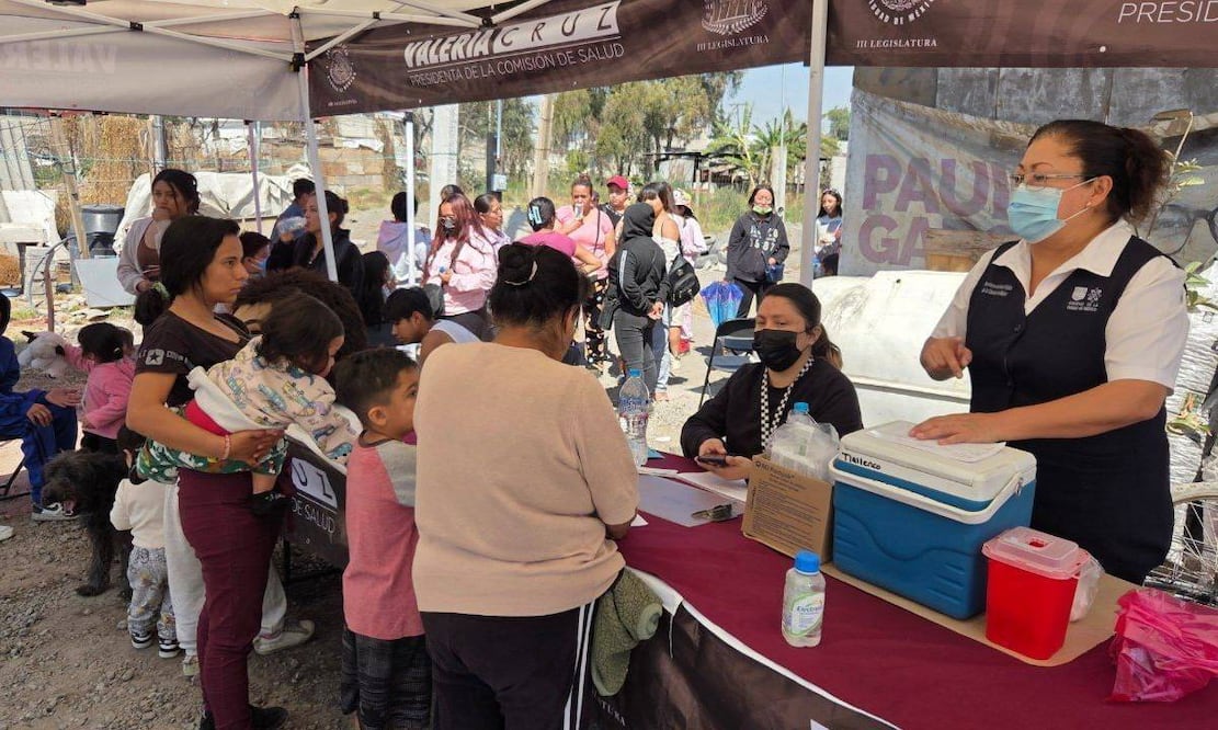 Diputada local de Morena instala puesto de vacunación contra sarampión con su nombre y cargo. Foto: Especial.