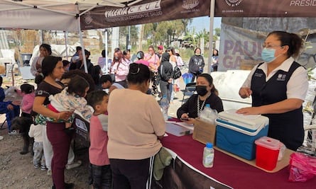 Diputada local de Morena instala puesto de vacunación contra sarampión con su nombre y cargo; "es servir como representantes populares", dice