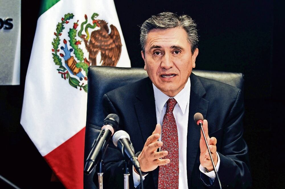 La comisión, que encabeza Luis Raúl González Pérez, pide al gobierno defender a quienes protegen las garantías individuales (ARCHIVO EL UNIVERSAL)
