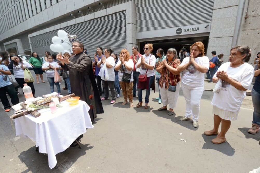 Poco después del medio día se realizó una emotiva misa, donde el sacerdote rogaba por el descanso eterno de las víctimas (GUILLERMO PEREA. EL UNIVERSAL)