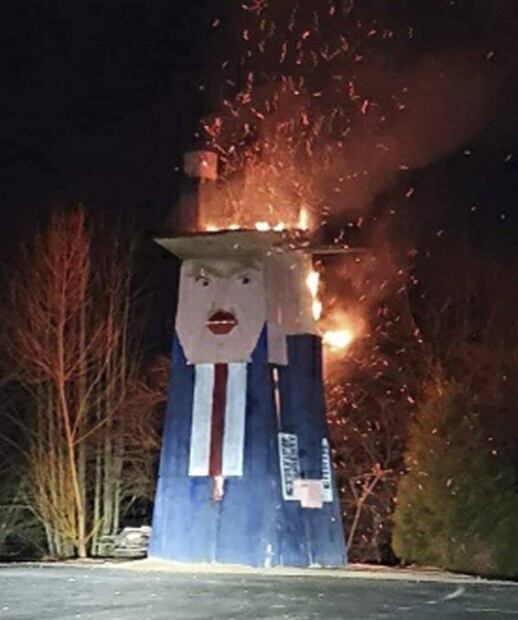 Queman estatua de madera con imagen de Donald Trump en Eslovenia