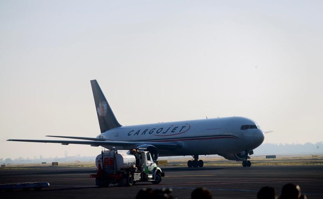 Las nuevas dosis de vacuna contra Covid-19 llegaron este sábado por la mañana al Aeropuerto Internacional Mariano Escobedo. Foto: Germán Espinosa/EL UNIVERSAL