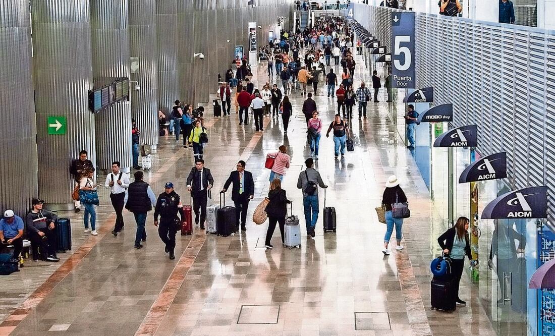 El sujeto fue detenido por “violación de la comunicación privada” en el AICM. Foto: Archivo / EL UNIVERSAL
