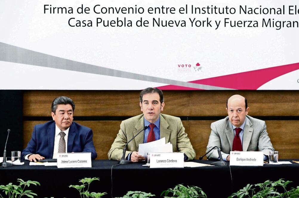 El presidente del INE, Lorenzo Córdova, firmó un convenio de apoyo entre el instituto y las organizaciones Casa Puebla de Nueva York y Fuerza Migrante, para difundir el programa de credencialización en sus áreas de influencia en EU. FOTO: INE