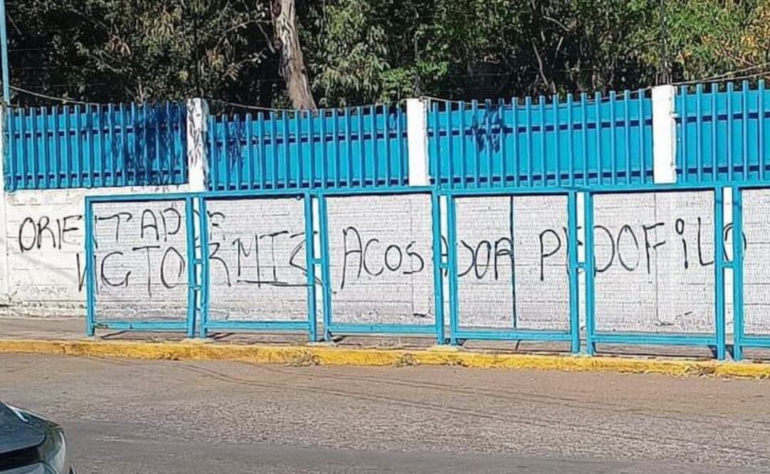 Los alumnos realizaron pintas en la barda de la preparatoria localizada en la colonia Centro Urbano de Cuautitlán Izcalli, acusando al servidor público. Foto: Especial