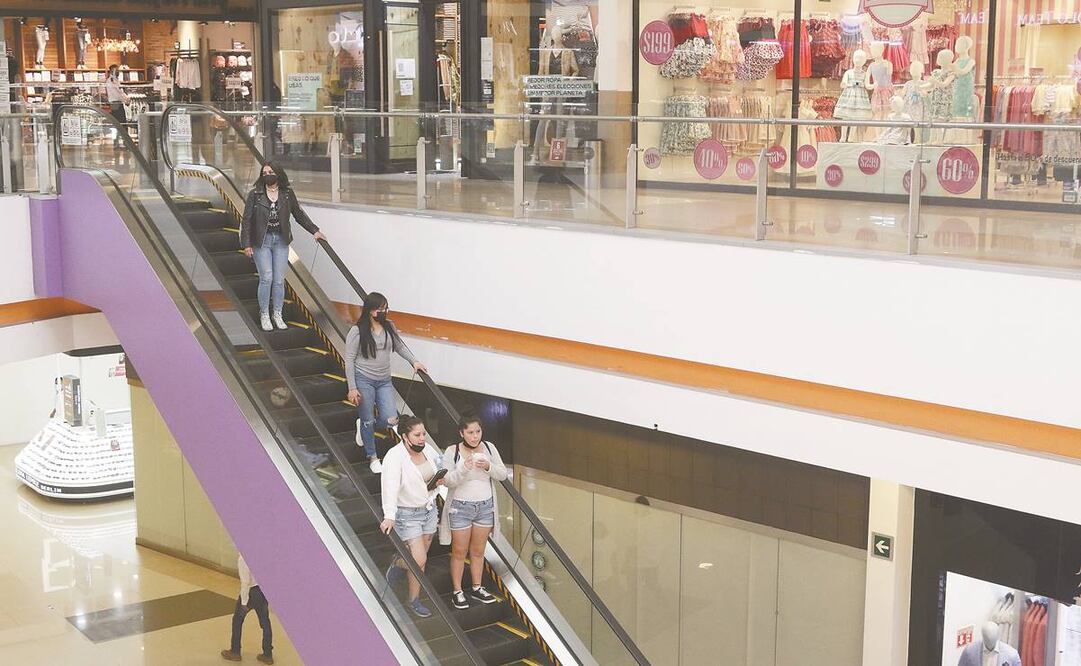 Entre las nuevas medidas, centros y plazas comerciales podrán aumentar su aforo a 50%. Foto: Carlos Mejía/ El Universal.