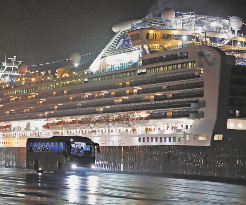 El crucero Diamond Princess se encuentra en el puerto de Yokohama, Japón, desde el pasado 3 febrero, cuando decretaron cuarentena. ISSEI KATO. REUTERS