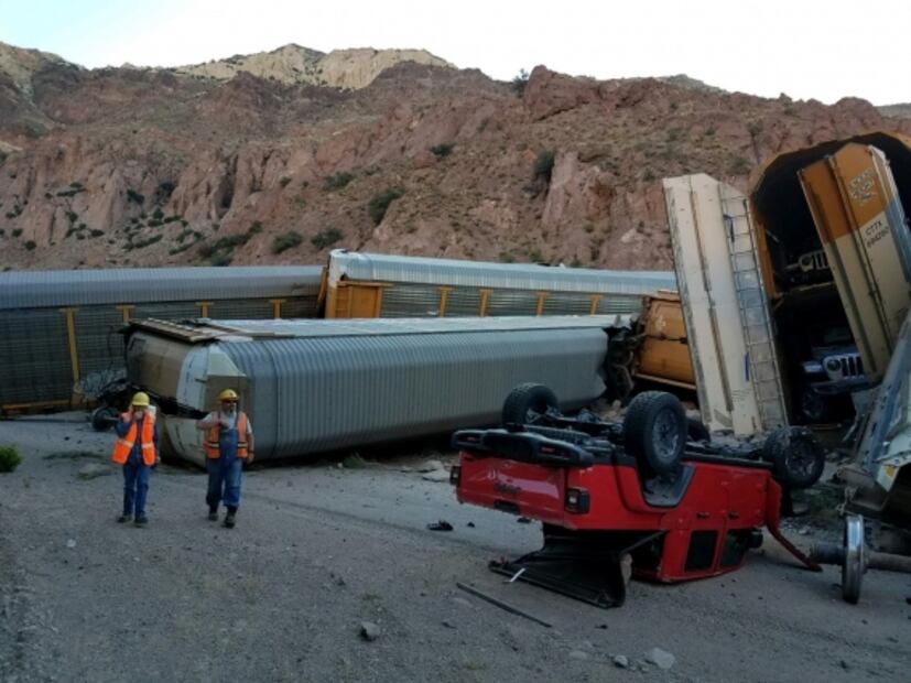Camionetas pick-up resultan destruidas en choque de tren 