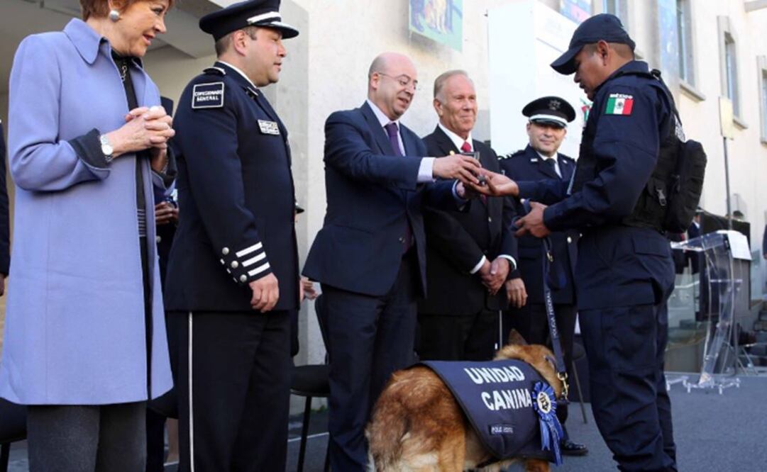 Renato Sales Heredia, comisionado Nacional de Seguridad, condecoró a los integrantes de la Unidad Canina y a sus entrenadores