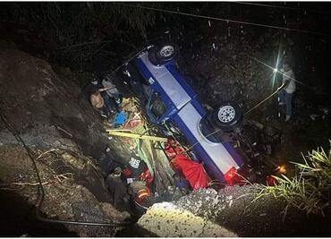 Sube a tres el número de muertos por la volcadura de camioneta en carretera Malinalco-Chalma