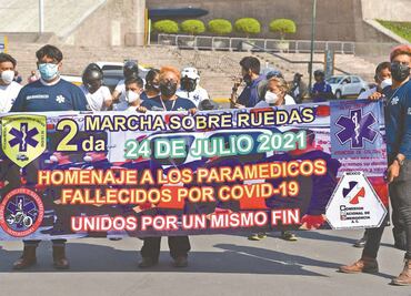 Rinden honores a los paramédicos fallecidos por virus