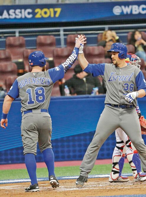 Ryan Lavarnway (der) empujo dos carreras en el tercer episodio (AHN YOUNG-JOON. AP)