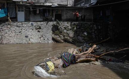 “Me senté a llorar al ver mi casa entre aguas negras y lodo”; dijo una de las afectadas por tormenta en Naucalpan